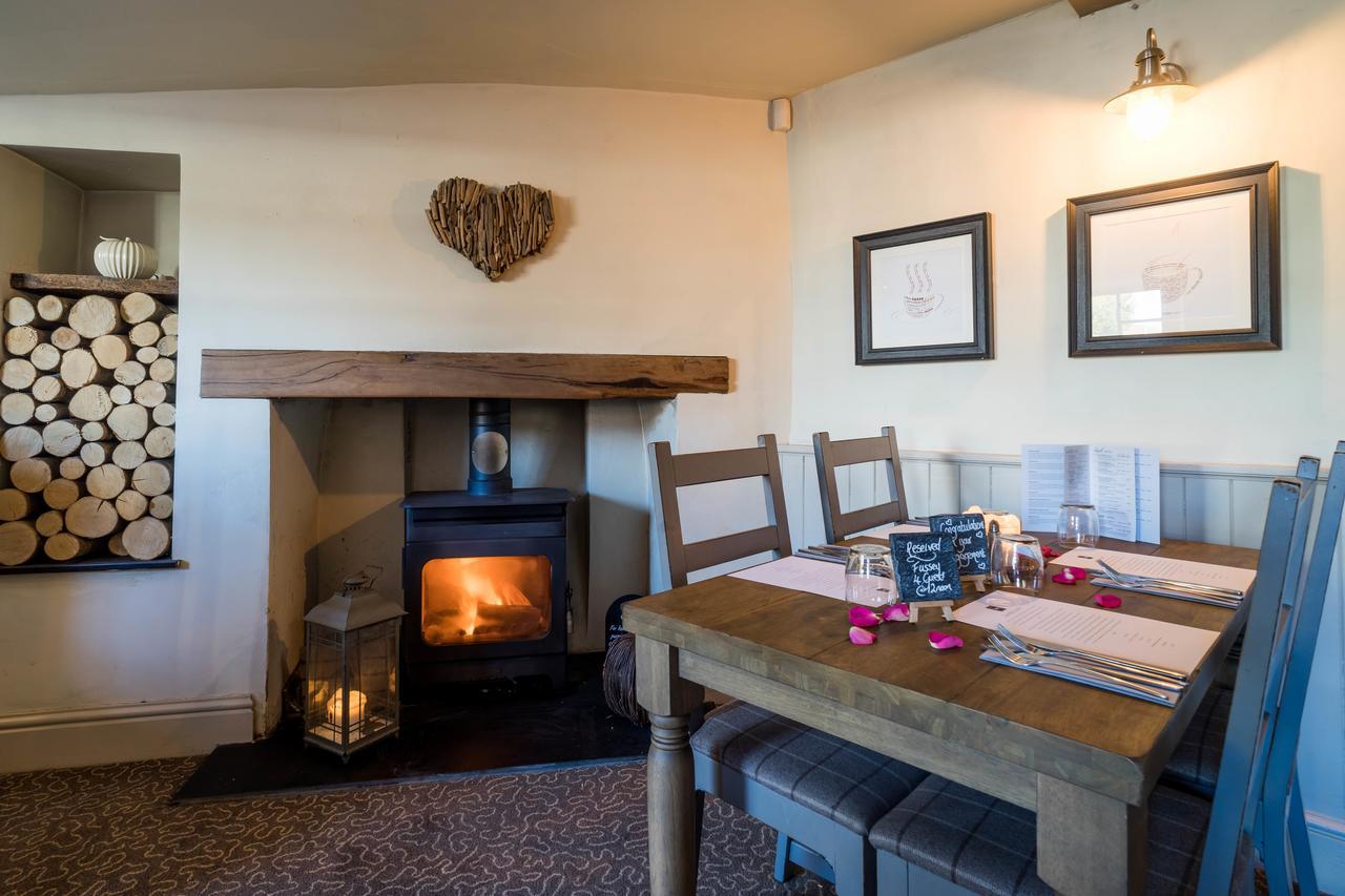 Greyhound Inn Wilton Wilton  Extérieur photo
